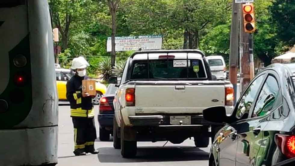 Denuncian a bomberos “truchos” que recaudan en las calles