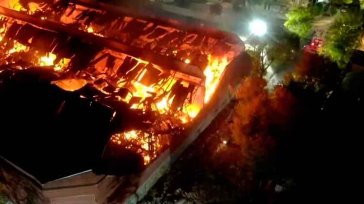 IRON MOUNTAIN: Bomberos combaten un incendio en el edificio