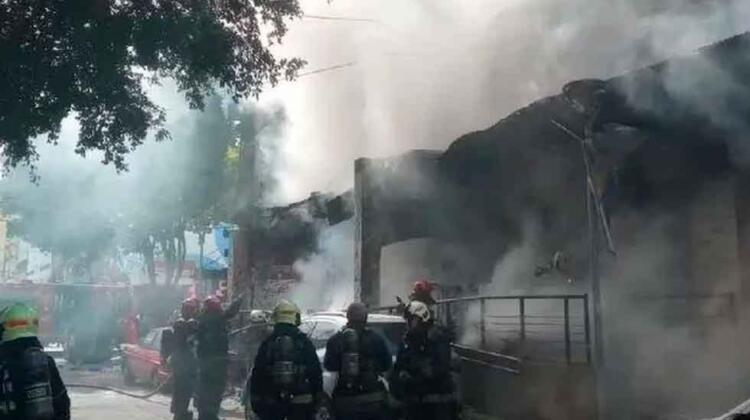 Bomberos combatieron un voraz incendio en La Boca