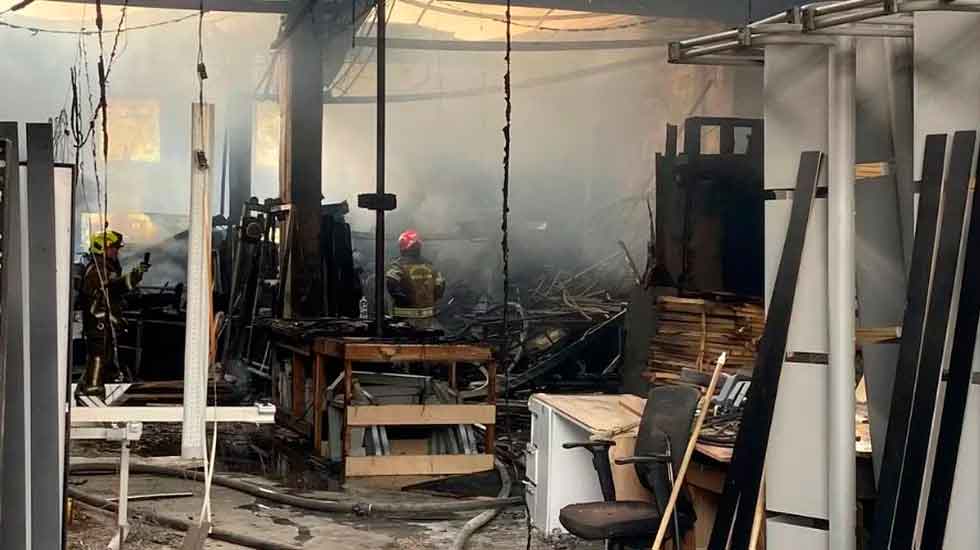 Incendio al sur de Medellín dejó dos bomberos lesionados