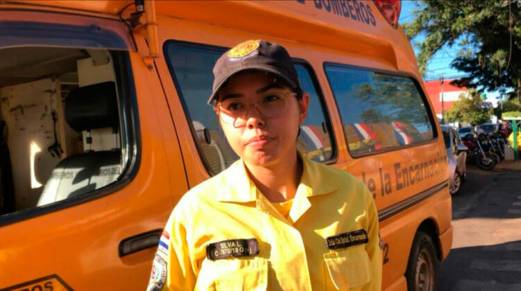 Una mujer da a luz en una ambulancia de los bomberos