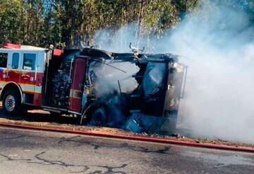 Carro de bomberos fue consumido por las llamas en Santo Domingo