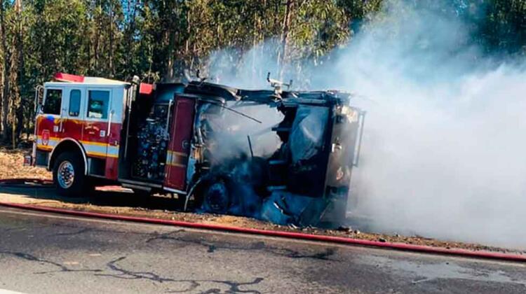 Carro de bomberos fue consumido por las llamas en Santo Domingo