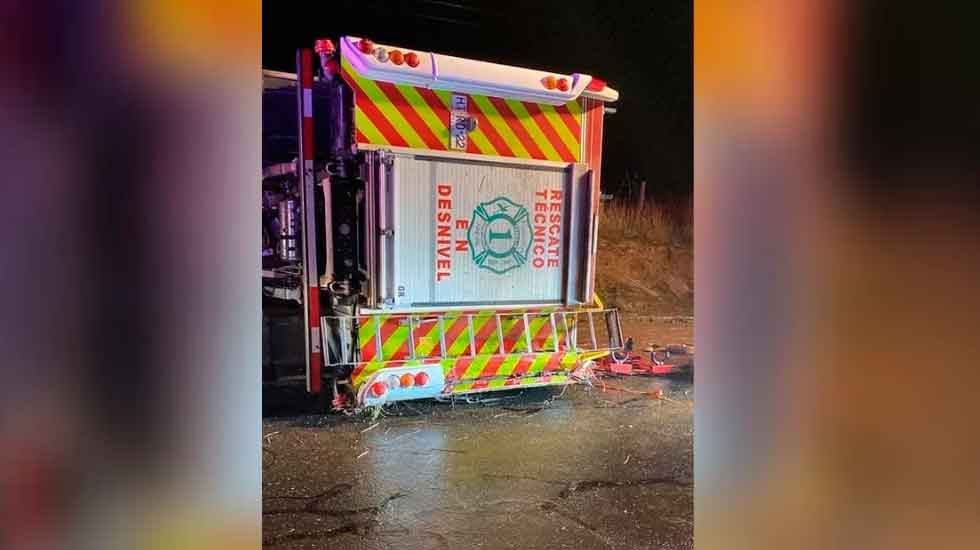Carro de Bomberos vuelca: reportan 4 voluntarios lesionados