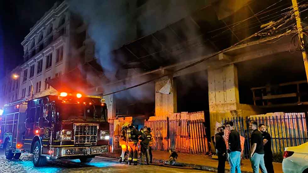 Bombero resultó con fracturas mientras combatía incendio en edificio abandonado