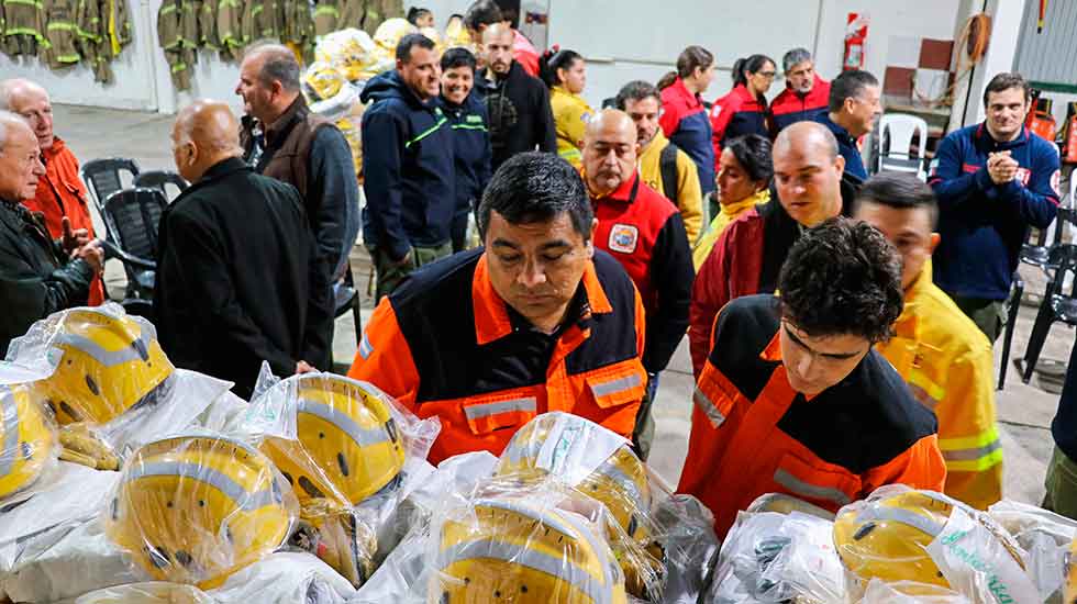 Entregaron equipamiento forestal y de protección personal a bomberos