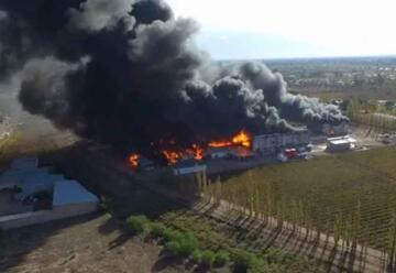 Voraz incendio consumió a una importante fábrica de Mendoza