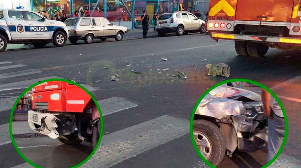 Choque entre un camión de Bomberos y un auto en pleno centro salteño