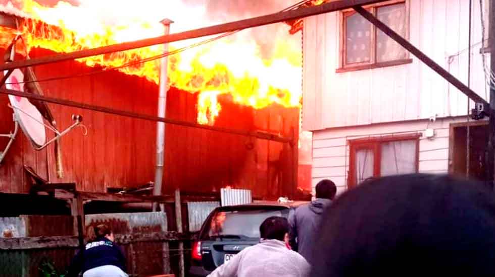Incendio deja una vivienda destruida y varias con daños
