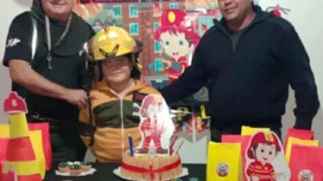 Cumplió años y recibió una sorpresa especial por parte de los Bomberos