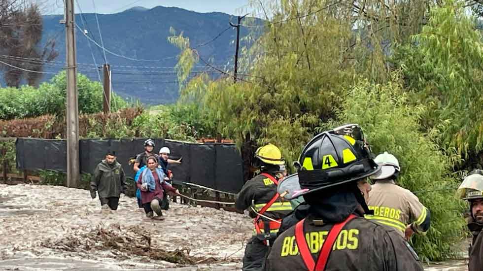 Dos bomberos caen al río Ancoa en Linares en medio de rescate de persona