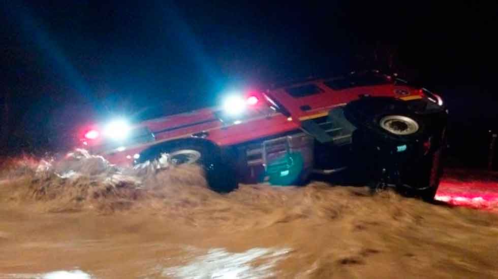 Carro de Bomberos de Coltauco es arrastrado por caudal de río Cachapoal