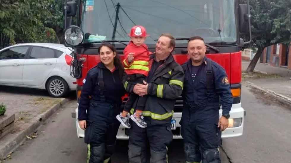 Niño invitó a los Bomberos a su cumpleaños y se subió a la autobomba