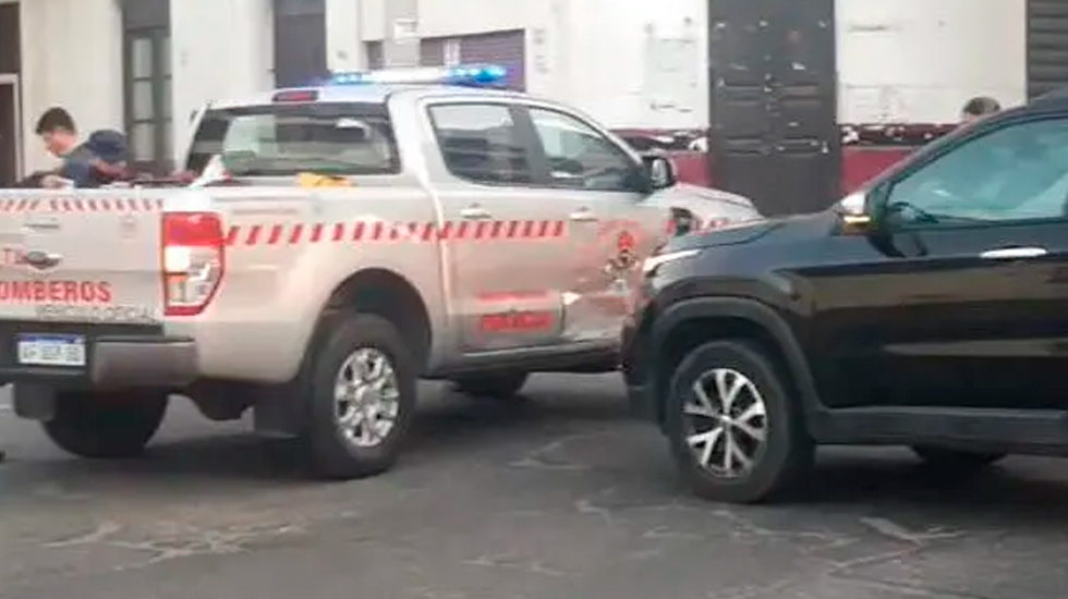 Bomberos chocaron cuando se dirigían a apagar el incendio