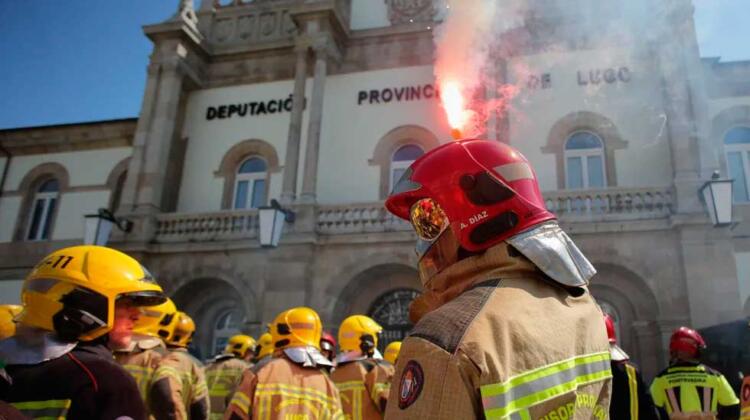Los bomberos de Galicia se declaran en huelga indefinida
