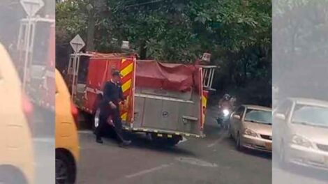 Camión de bomberos se quedó sin frenos y sufrió un accidente