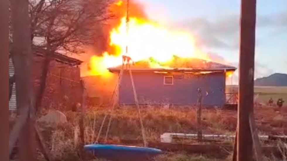 Incendio destruye inmueble y deja a voluntario de bomberos lesionado