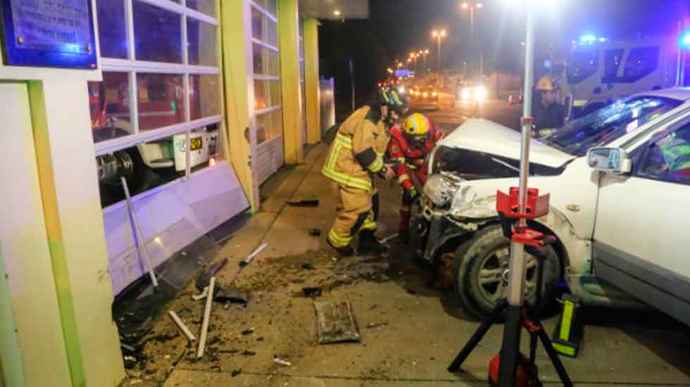 Vehículo impactó cuartel de la Octava Compañía de Bomberos
