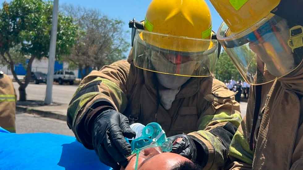 Bomberos Aeronáuticos muestran sus habilidades en práctica final