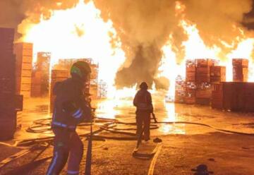 Valencia: Dos bomberos heridos en incendio de una fábrica