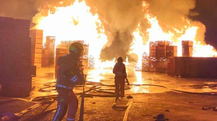 Valencia: Dos bomberos heridos en incendio de una fábrica