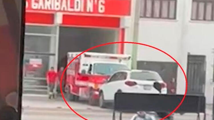 Ambulancia "empuja" a camioneta mal estacionada para salir a atender una emergencia