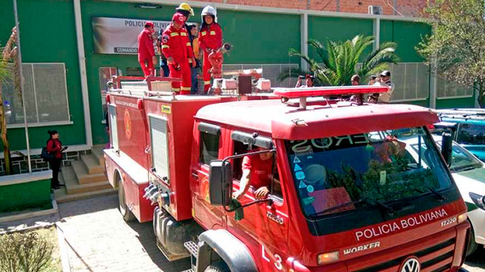Bomberos patrullan las calles para evitar que personas en situación de calle pierdan la vida por el frío