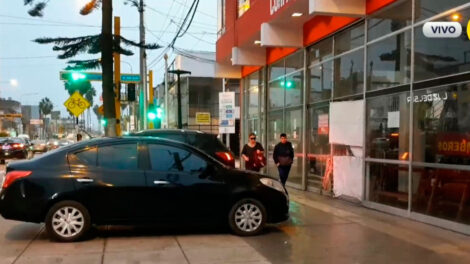 Joven estacionó su camioneta en puerta de compañía de bomberos bloqueando salida