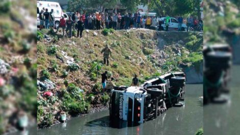 Pipa de bomberos cayó al canal de aguas negras en Ecatepec