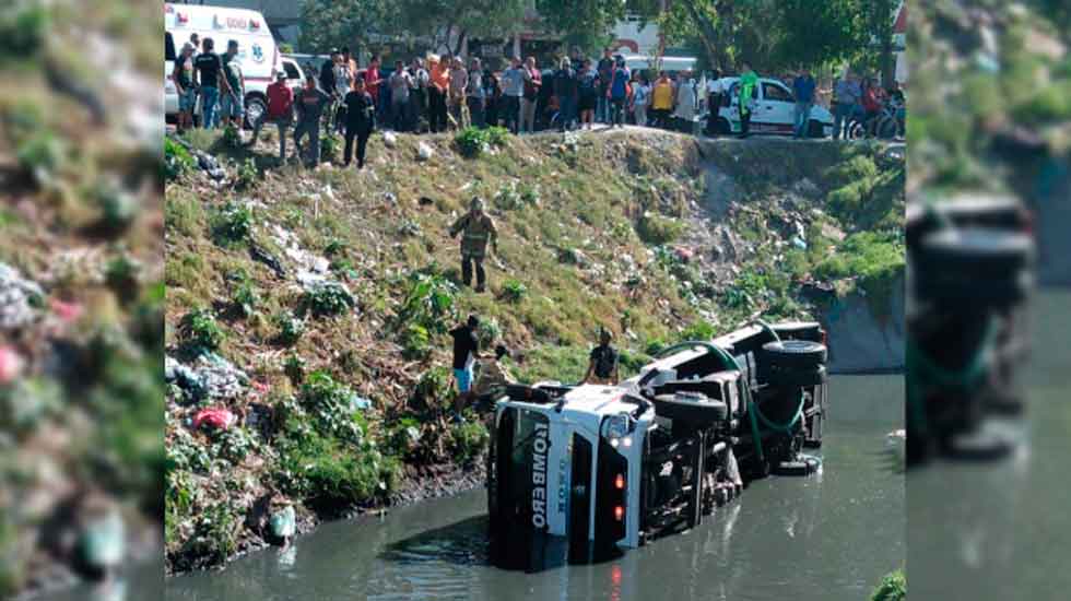 Pipa de bomberos cayó al canal de aguas negras en Ecatepec