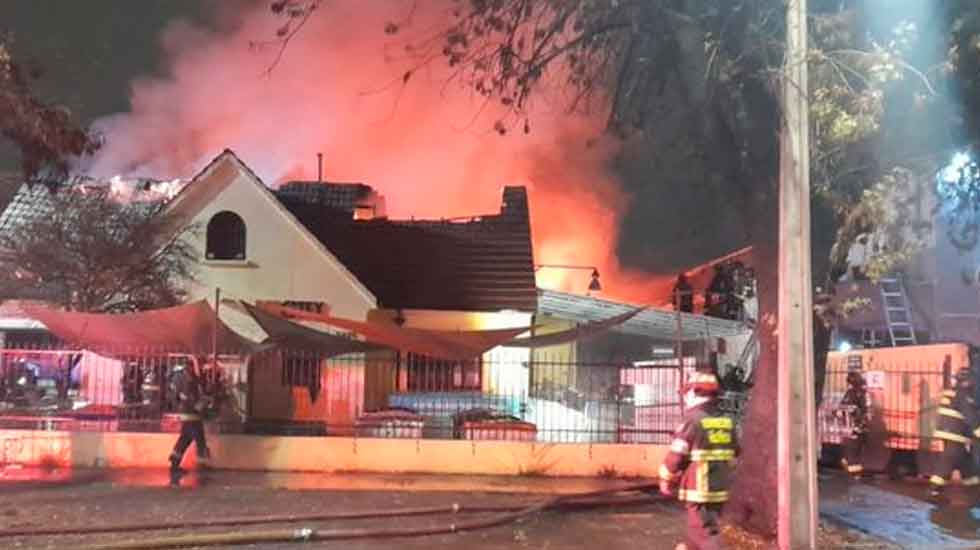 Seis bomberos lesionados tras violento incendio a fábrica textil