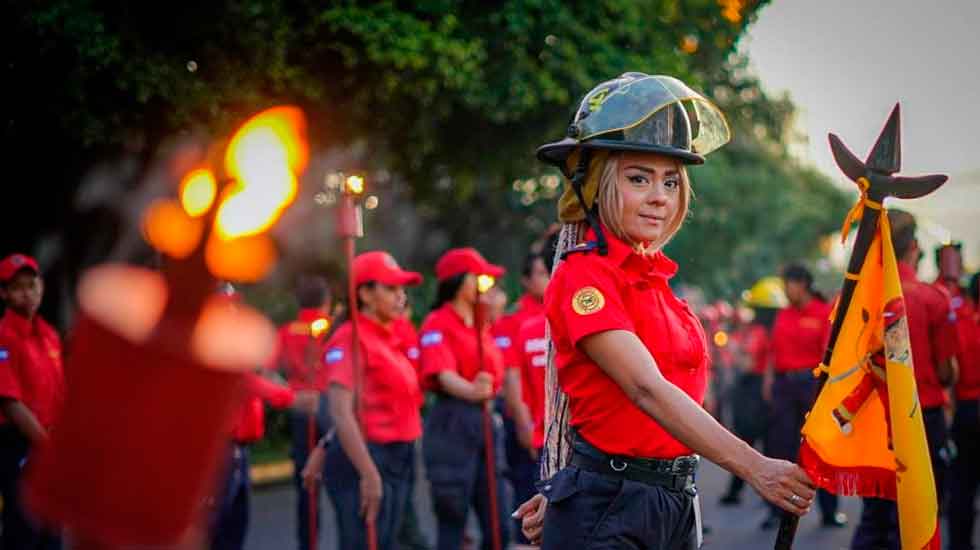 Bomberos celebran 77 años de ser Beneméritos de la Patria