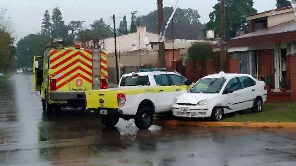 Choque entre automóvil y un movil de Bomberos