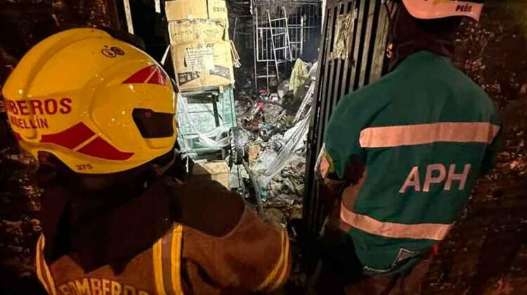 Fuerte incendió en Medellín dejó un bombero herido