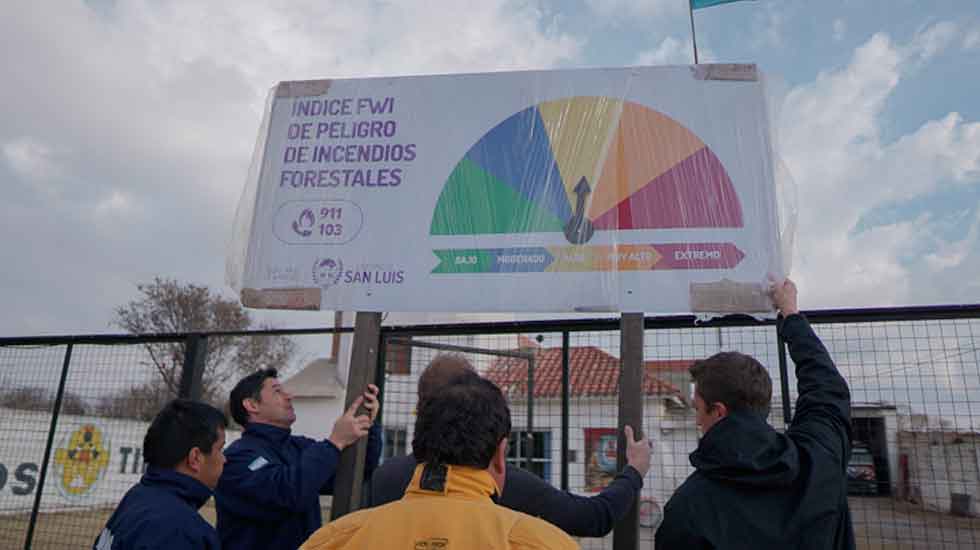 Bomberos recibieron cartelería para concientizar sobre el riesgo de incendios forestales
