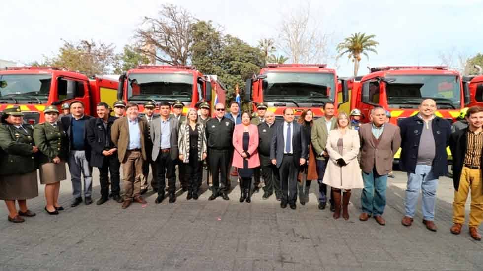 Se realizó la ceremonia de entrega de 5 carros aljibe para Bomberos