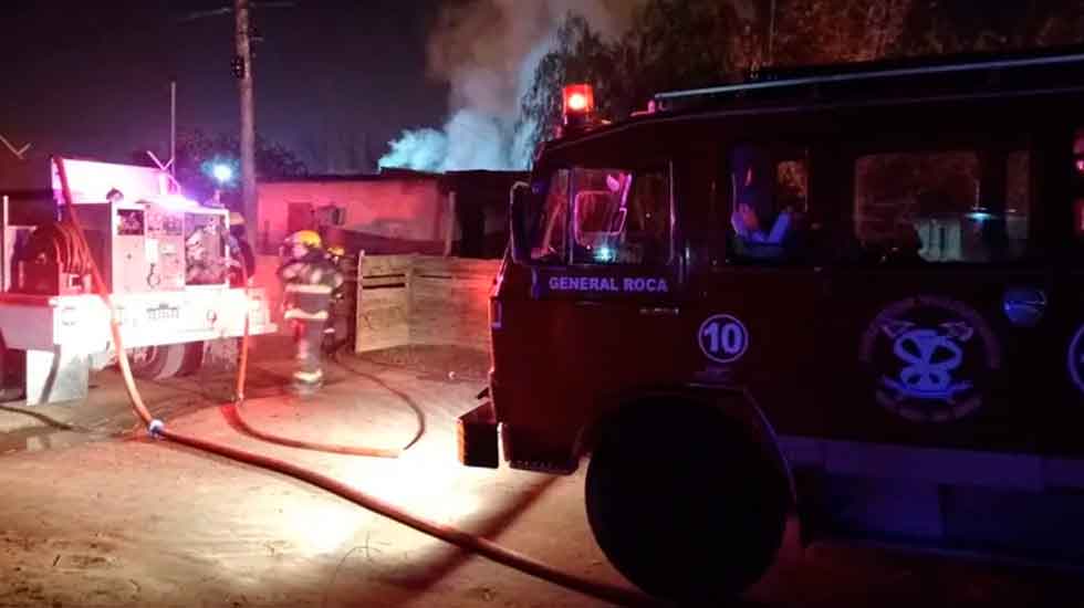 Mujer bombero perdió su casa en un incendio y quedó con lo puesto