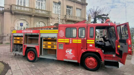 Presentaron el nuevo autobomba de Bomberos Lobería