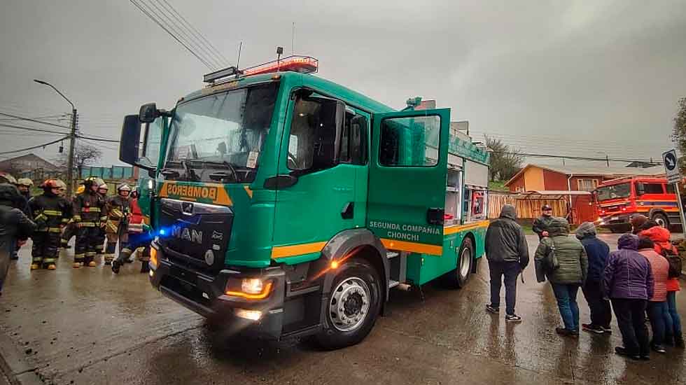 Bomberos de Quemchi y Chonchi se potencian con modernos carros