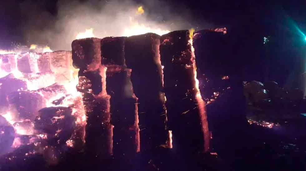 Voraz incendio en una desmontadora de Tres Isletas