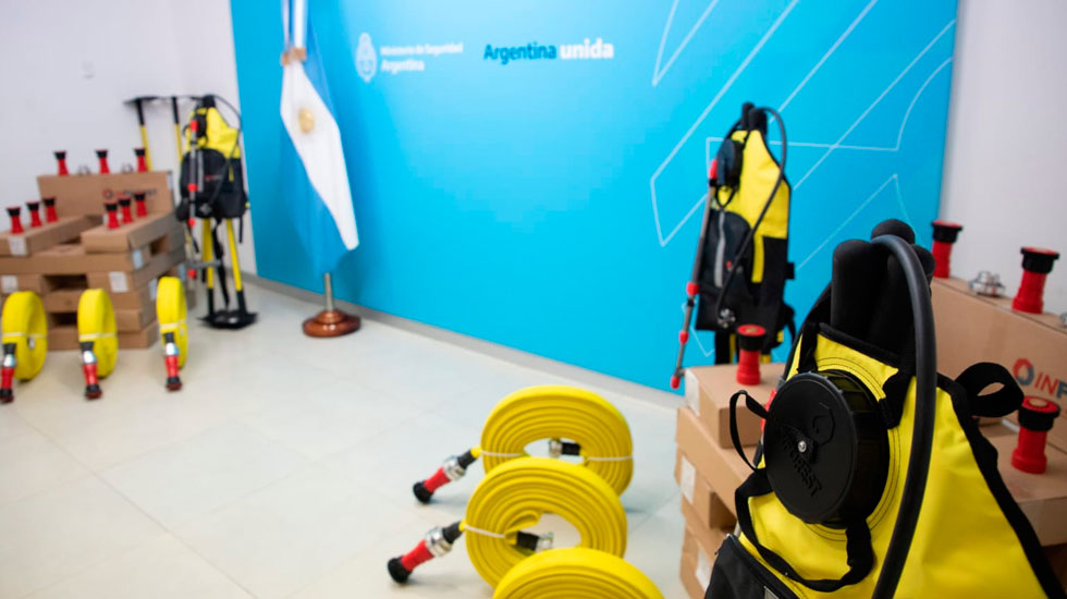 Entregan equipamiento a 70 cuarteles de Bomberos Voluntarios