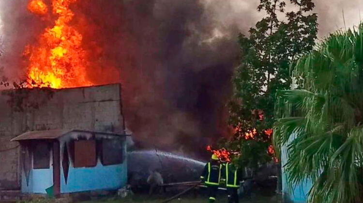 Cinco bomberos heridos en incendio de astilleros de Manzanillo