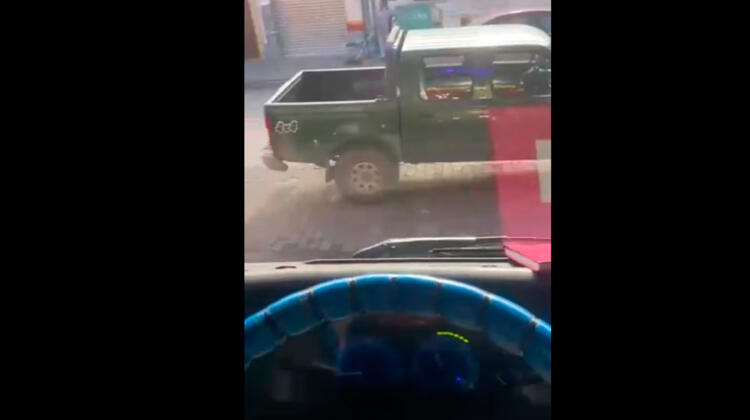 Camioneta bloqueó el paso a carro de Bomberos en Lota