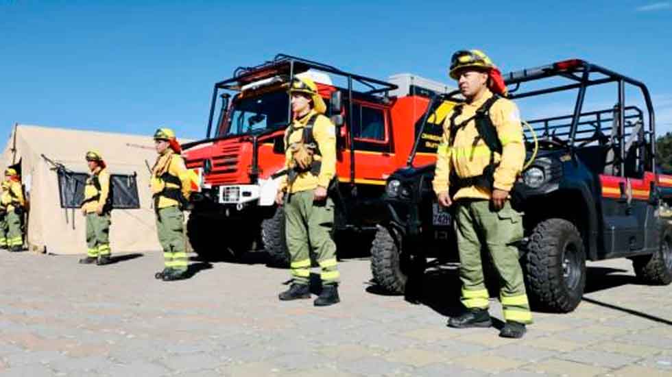 Bomberos de Quito reciben equipos para enfrentar incendios