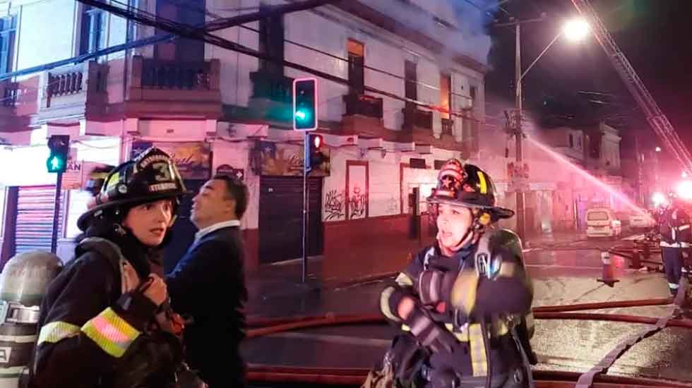 Roban pertenencias a bomberas mientras apagaban incendio