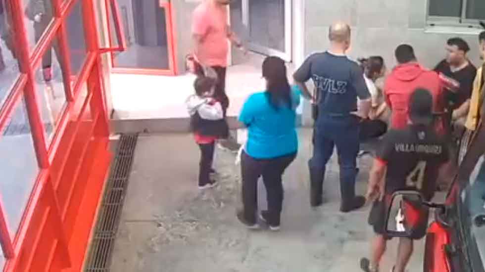 Los bomberos le salvaron la vida a un bebe de una semana