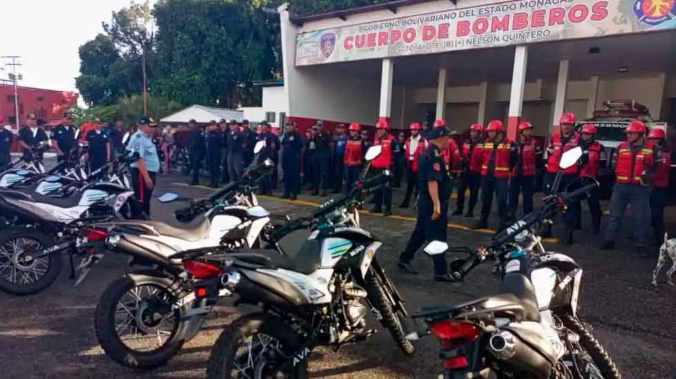 Gobierno fortalece a Bomberos y Protección Civil con 10 nuevas motos