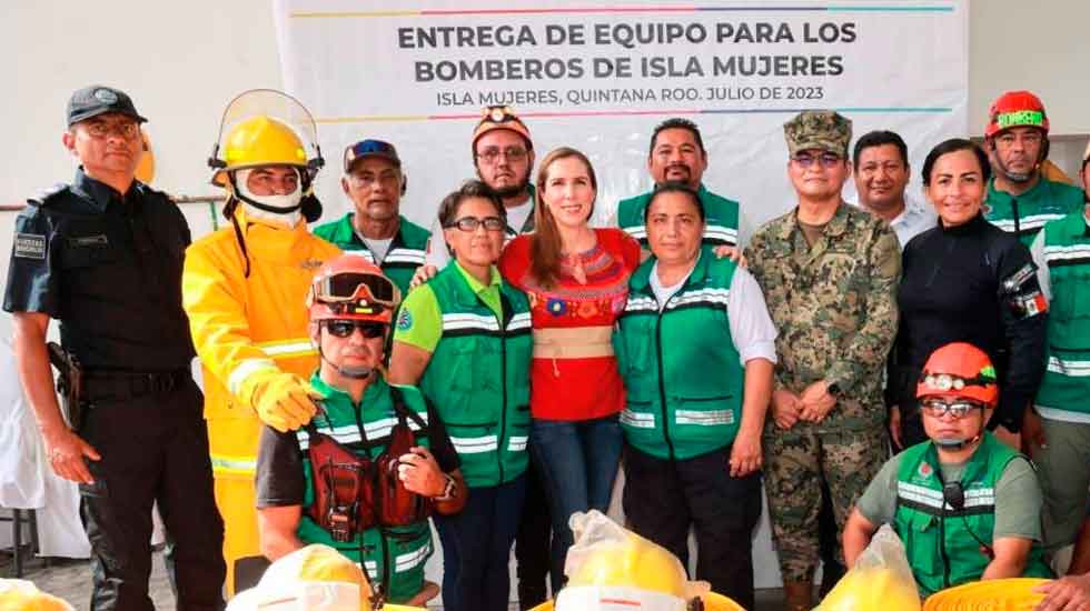 Entregan equipamiento al personal de Bomberos de Isla mujeres