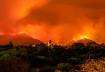 Bomberos combaten un voraz incendio en el Cerro Uritorco