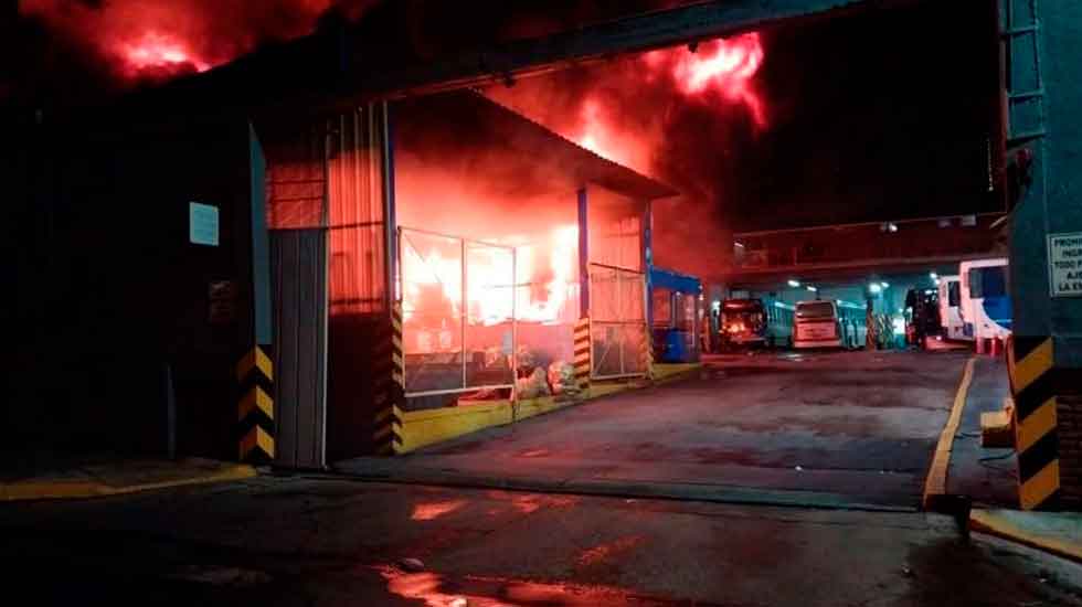 Incendio en terminal de ómnibus consumió 20 unidades